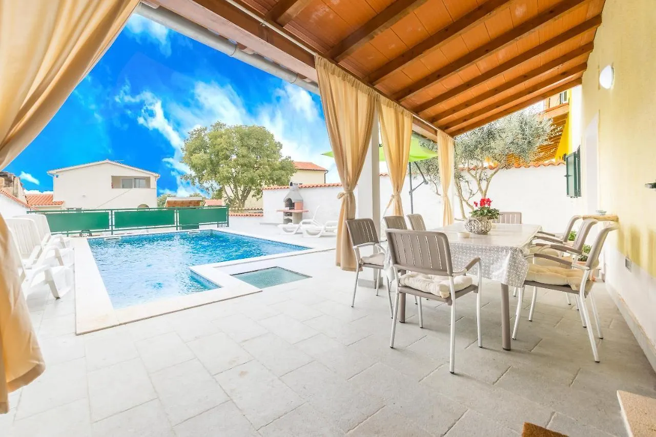 Holiday Home Olga With Pool &Pet Friendly Pula 0*,